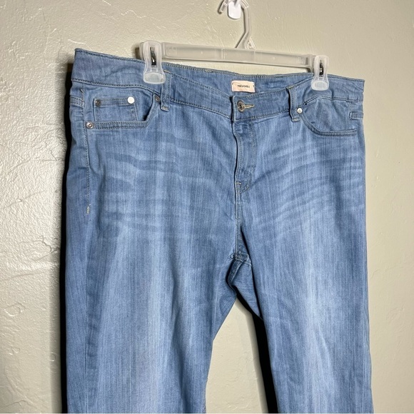 Triangle Curvy Fit Raw Hem Jeans - Picture 8 of 8